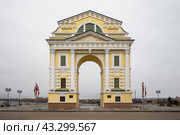 Московские Триумфальные ворота, город Иркутск, Иркутская область, Россия. Триумфальная арка на набережной реки Ангары. Изначально была сооружена в 1811 году в честь десятилетия восшествия на престол Александра I. Воссоздана в 2011 году. Туристическая архитектурная достопримечательность Иркутска. Редакционное фото, фотограф Андрей Степанов / Фотобанк Лори