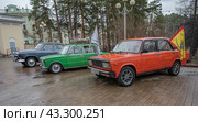 Советский автомобиль Жигули - 2105 (2024 год). Редакционное фото, фотограф Анатолий Володин / Фотобанк Лори
