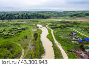 Маленькое сибирское село Новолушниково (Барабаново) в долине реки Суенги. Вид с высоты птичьего полёта. Новосибирская область, Маслянинский район, Западная Сибирь России. (2024 год). Стоковое фото, фотограф Евгений Мухортов / Фотобанк Лори
