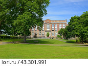 State University of New York at New Paltz (SUNY New Paltz). Old Main, oldest building on campus (2014 год). Редакционное фото, фотограф Валерия Попова / Фотобанк Лори