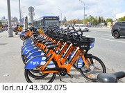 Moscow, Russia - May 9. 2024. Velobike - city bike rental with VTB Bank logo on the Garden Ring street. Редакционное фото, фотограф Володина Ольга / Фотобанк Лори