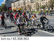 Московский весенний велофестиваль (2024). Толпы людей на велосипедах с детьми едут по Садовому Кольцу. / Moscow spring cycling festival. Редакционное фото, фотограф Iva Noel / Фотобанк Лори