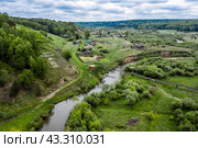 Село Суенга, река Суенга. Местная достопримечательность - суенгинская тропа. Вид с высоты птичьего полёта. Новосибирская область, Маслянинский район, Западная Сибирь России. (2024 год). Стоковое фото, фотограф Евгений Мухортов / Фотобанк Лори