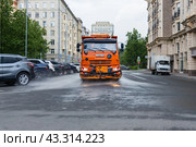 Поливальная машина на улице города, Санкт-Петербург (2024 год). Стоковое фото, фотограф Головкова Елена / Фотобанк Лори