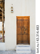 Arabic style carved wooden doors in Al Fahidi Historical District, Deira, Dubai, United Arab Emirates. Стоковое фото, фотограф Екатерина Золина / Фотобанк Лори
