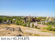 Панорама города с Лисьей горы. Музей-завод имени Куйбышева. Город Нижний Тагил. Свердловская область (2016 год). Стоковое фото, фотограф Александр Тараканов / Фотобанк Лори