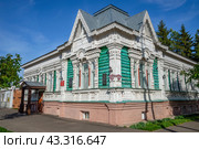 Старинное деревянное здание Путевого дворца. Наровчат, Пензенская область (2024 год). Редакционное фото, фотограф Анна Карасева / Фотобанк Лори
