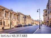 Улица Пречистенка, Дом Долгоруковых, галерея Церетели, Москва (2023 год). Стоковое фото, фотограф Baturina Yuliya / Фотобанк Лори