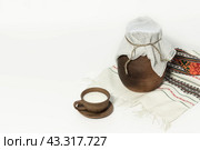 Крынка и керамическая кружка с молоком. Стоковое фото, фотограф Серега Стяжкин / Фотобанк Лори