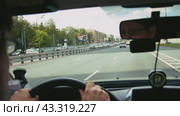 The view from the car interior to the city street while the car is moving. Russia. Moscow. Warsaw highway. 09.06.2024. Редакционное видео, видеограф Ярославский Максим / Фотобанк Лори