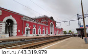 Железнодорожный вокзал, город Курск, платформа (2024 год). Редакционное фото, фотограф Ирина Терентьева / Фотобанк Лори
