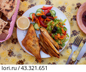 Tunisian brik pie served with vegetable salad. Стоковое фото, фотограф Яков Филимонов / Фотобанк Лори