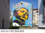 Граффити "Пионерка" по мотивам фотографии А. Родченко. Город Москва (2015 год). Редакционное фото, фотограф Солодовникова Елена / Фотобанк Лори