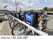 Moscow, Russia - May 9. 2024. Velobike - city bike rental with VTB Bank logo on the Garden Ring street. Редакционное фото, фотограф Володина Ольга / Фотобанк Лори