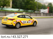 Yandex taxi is driving along the embankment at speed. Russia. Moscow. 10.06.24 (2024 год). Редакционное фото, фотограф Ярославский Максим / Фотобанк Лори