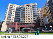 Фасад жилого многоэтажного дома по адресу Улица Новаторов, 1 в Москве (2024 год). Редакционное фото, фотограф Константин Григорьев / Фотобанк Лори