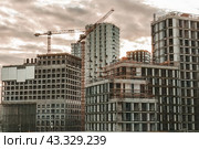Строящиеся высотные здания в новом городском квартале. Редакционное фото, фотограф Константин Григорьев / Фотобанк Лори