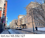 Малый Сухаревский переулок в Москве весной в солнечную погоду. Редакционное фото, фотограф Овчинникова Ирина / Фотобанк Лори