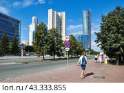Город Екатеринбург. Башня "Исеть", гостиница "Hyatt Regency Ekaterinburg" и Здание Правительства Свердловской области. Октябрьская площадь (2016 год). Редакционное фото, фотограф Александр Тараканов / Фотобанк Лори