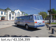 Автобус ЗИЛ-118К Юность на выставке в центре города Ногинск. Солнечный летний день. (2024 год). Редакционное фото, фотограф Александр Кузнецов / Фотобанк Лори
