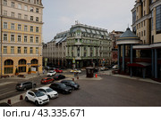 Парковка на улице Балчуг в центре Москвы. Пасмурный летний день. (2020 год). Редакционное фото, фотограф Александр Кузнецов / Фотобанк Лори