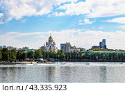 Город Екатеринбург. Вид с городского пруда на Храм-на-Крови, усадьбу Расторгуевых-Харитоновых, Вознесенскую церковь и Патриаршее подворье. Гонка катеров (2016 год). Стоковое фото, фотограф Александр Тараканов / Фотобанк Лори