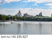 Город Екатеринбург. Вид с городского пруда на Храм-на-Крови, усадьбу Расторгуевых-Харитоновых, Вознесенскую церковь и Патриаршее подворье (2016 год). Стоковое фото, фотограф Александр Тараканов / Фотобанк Лори