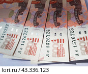 Российские деньги: купюры по 5000 рублей с нумерацией по порядку. Стоковое фото, фотограф Ольга Дерябина / Фотобанк Лори