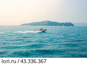 A speedboat sails on the sea in the Gulf of Thailand, illuminated by the sun, view from the water. Thailand, Koh Larn (2024 год). Редакционное фото, фотограф Коханова Наталья / Фотобанк Лори