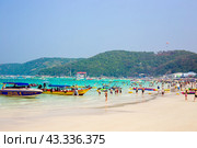 Beach with many tourists and boats in the Gulf of Thailand, Koh Larn island, Pattaya, Thailand (2024 год). Редакционное фото, фотограф Коханова Наталья / Фотобанк Лори