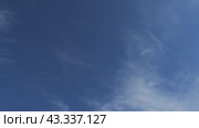 4K : Blue sky timelapse video reveals the ever-changing canvas of the sky. Wispy clouds. Summer sky background. Стоковое видео, видеограф Константин Мерцалов / Фотобанк Лори