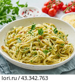 Step by step recipe. Pesto pasta, bavette with walnuts, parsley. Стоковое фото, фотограф Natalia Gdovskaia / Фотобанк Лори