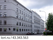 Нижегородский государственный педагогический университет (НГПУ) им. Козьмы Минина в центре Нижнего Новгорода. Солнечный летний день (2022 год). Редакционное фото, фотограф Александр Кузнецов / Фотобанк Лори