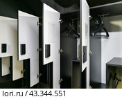 Открытые дверцы шкафчиков для одежды в раздевалке. Стоковое фото, фотограф Вячеслав Палес / Фотобанк Лори