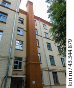 Жилой кирпичный дом по адресу улица Трофимова, 7 в Москве. Типовая серия: 1-410 САКБ (2024 год). Редакционное фото, фотограф Константин Григорьев / Фотобанк Лори