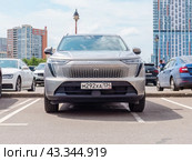 Gray colored chinese SUV Haval F8 (Xiaolong Max) parked on the street (2024 год). Редакционное фото, фотограф Константин Григорьев / Фотобанк Лори