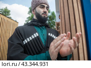 Мужчина в традиционном национальном костюме танует кавказский танец у стенда Карачаево-Черкесской Республики на выставке-форуме "Россия" на ВДНХ в городе Москве, Россия (2024 год). Редакционное фото, фотограф Николай Винокуров / Фотобанк Лори