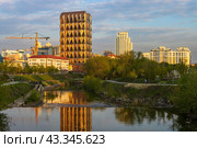 Город Екатеринбург, Свердловская область, Россия. Красивый городской пейзаж. Вид на офисное здание Русской медной компании и набережную реки Исеть. Современная архитектура Екатеринбурга. (2023 год). Редакционное фото, фотограф Андрей Степанов / Фотобанк Лори