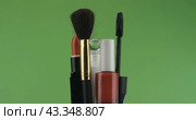 Чередование косметических средств на зеленом фоне. Хромакей. Rotation of cosmetics on a green background. Chromakey. Стоковое видео, видеограф Александр Собко / Фотобанк Лори