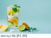Газированная вода со льдом, лаймом, апельсином и мятой. Стоковое AI-изображение, AI-художник Anna Leeva / Фотобанк Лори