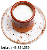 Portion of freshly made homemade cottage cheese is served in earthenware dish. Стоковое фото, фотограф Яков Филимонов / Фотобанк Лори