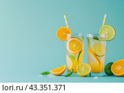 Коктейль с лаймом и апельсином. Стоковое AI-изображение, AI-художник Anna Leeva / Фотобанк Лори