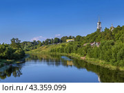 Tvertsa River in Torzhok , Russia (2021 год). Стоковое фото, фотограф Boris Breytman / Фотобанк Лори
