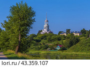 View of Gate church of Borisoglebsky Monastery, Torzhok, Russia (2021 год). Стоковое фото, фотограф Boris Breytman / Фотобанк Лори