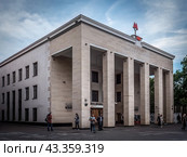 Вход на станцию метро Спортивная в Москве. Фасад южного вестибюля станции метро Спортивная (2024 год). Редакционное фото, фотограф Константин Григорьев / Фотобанк Лори