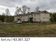 Посёлок Мадаун, Магаданская область, Россия. Небольшой посёлок дорожников, расположенный около Тенькинской трассы в Тенькинском районе Магаданской области. Вид на старые двухэтажные жилые дома. Пасмурная погода. (2024 год). Стоковое фото, фотограф Андрей Степанов / Фотобанк Лори