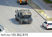 Грузовик-мусоровоз едет по улице (2020 год). Редакционное фото, фотограф Александр Замараев / Фотобанк Лори