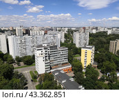 Перекресток улиц Изумрудная и Шушенская в Лосиноостровском районе Москвы. Вид на жилые дома (2024 год). Редакционное фото, фотограф Александр Замараев / Фотобанк Лори