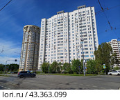 Восемнадцатиэтажный пятиподъездный панельный жилой дом серии ГМС-2001 (ГМС-1). Построен в 2006 году. Краснобогатырская улица, 11. Район Богородское. Москва (2024 год). Редакционное фото, фотограф lana1501 / Фотобанк Лори