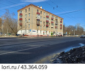 Пятиэтажный четырёхподъездный кирпичный жилой дом серии I-410(САКБ). Построен в 1958 году. Первомайская улица, 121. Москва (2024 год). Редакционное фото, фотограф lana1501 / Фотобанк Лори